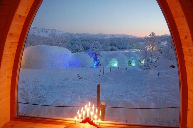 Quarto com vista para as auroras boreais, na Noruega hr_9_0