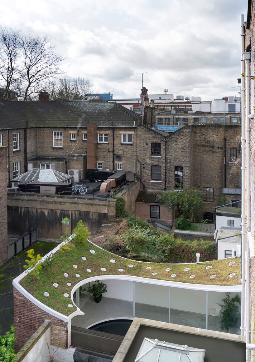Sob o telhado existe um jardim e uma sala de estar...