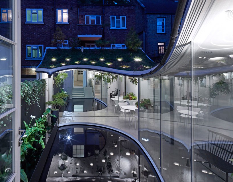 A piscina que reflete todo o pátio...