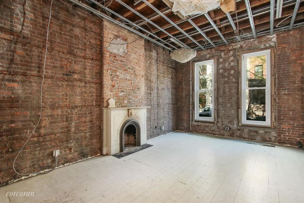 ... que teve de abandonar a casa depois de um incêndio...