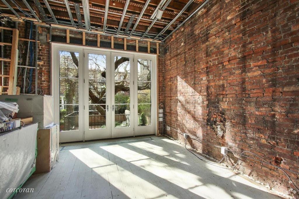 ... que consumiu paredes e telhado