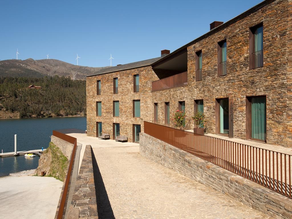 O empreendimento situa-se nas margens do rio Douro