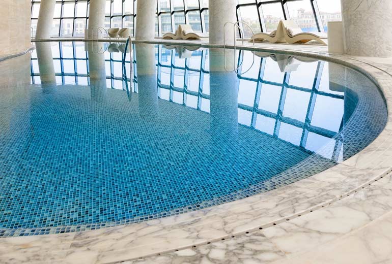 Há piscina interior...