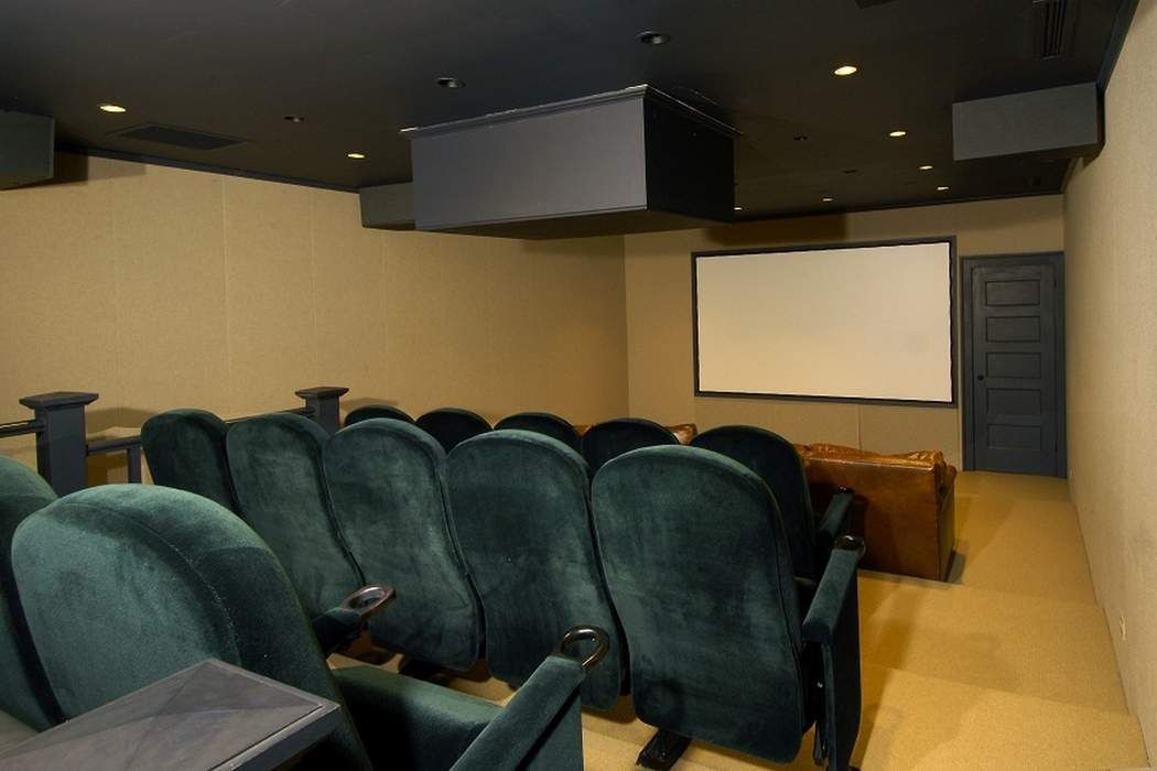 E não podia faltar um cinema em casa