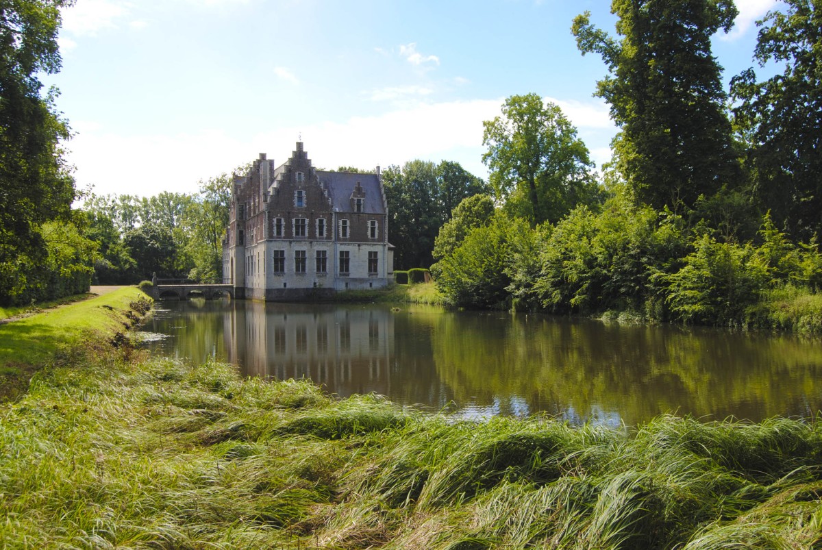 O castelo está rodeado de espaços verdes