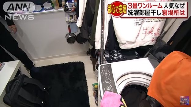 Na sala está uma máquina de lavar roupa