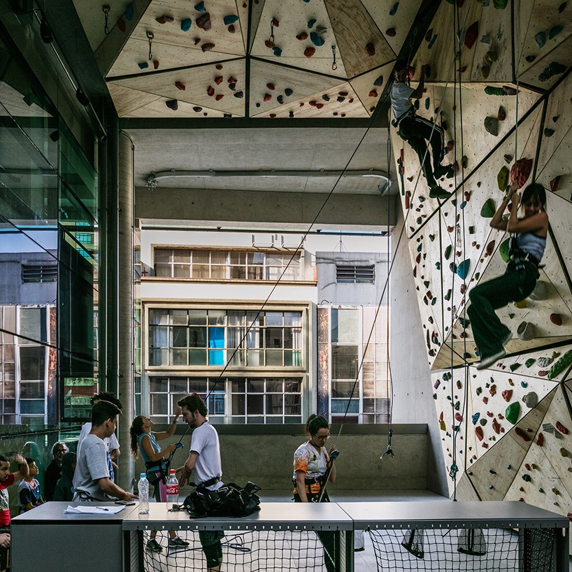 Tem parede de escalada...