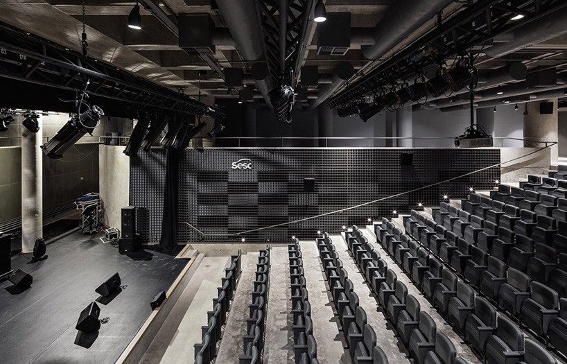 ... e um enorme teatro com mais de 200 lugares