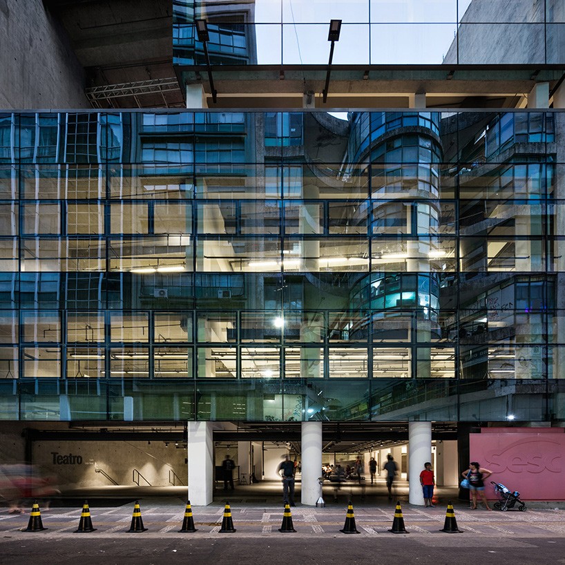 O edifício foi completamente revestido de vidro