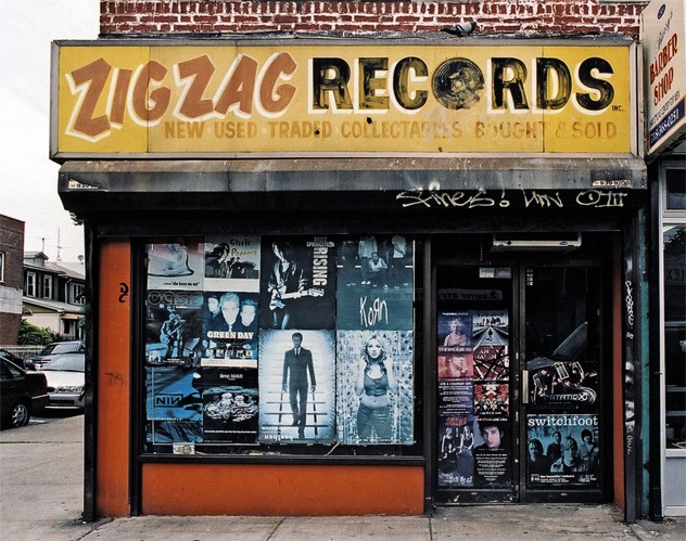 Uma loja de discos aqui...