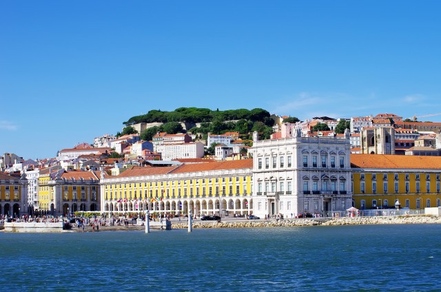 Who are the top international investors in the Portuguese real estate market?