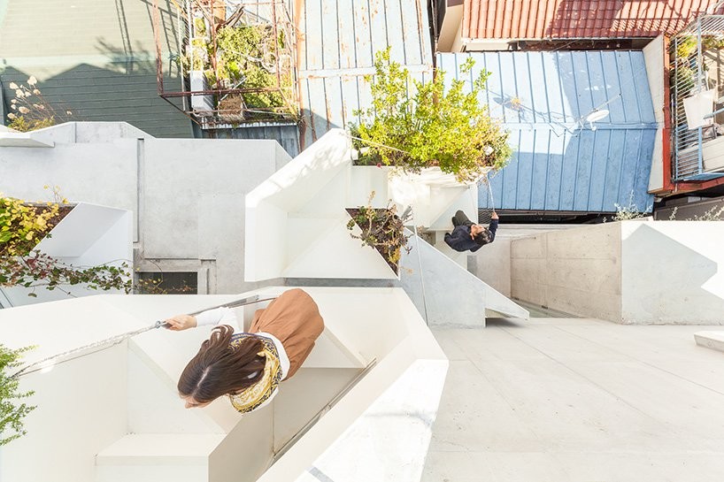 As escadas fazem a ligação entre o interior e o exterior