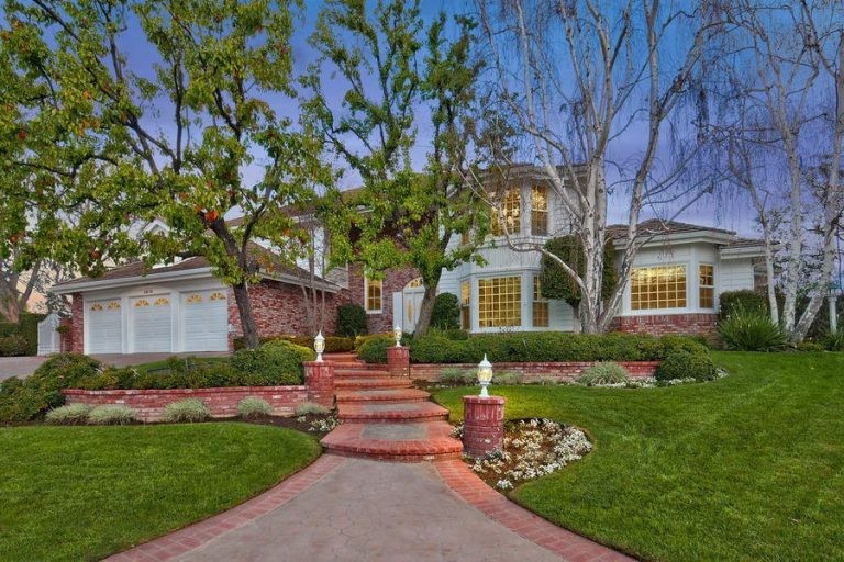 Tem cinco quartos e quatro casas de banho...