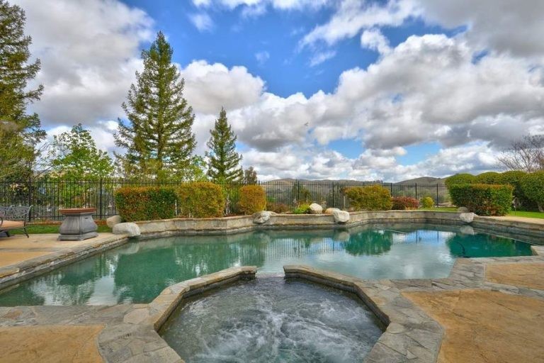 Ao lado da piscina está um jacuzzi