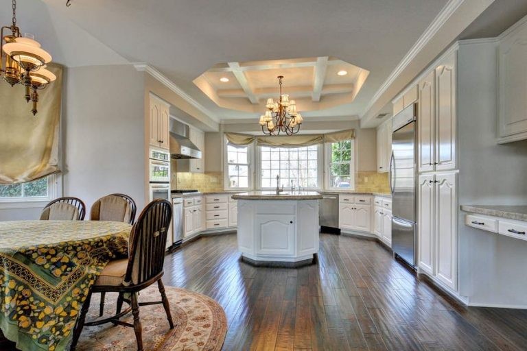 A cozinha tem uma ilha central