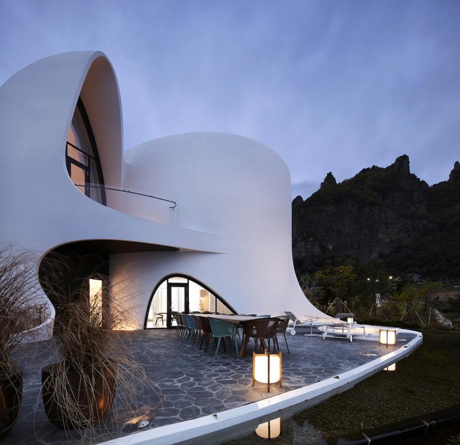 O terraço iluminado à noite