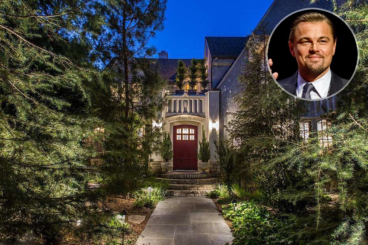 O exterior da casa iluminado