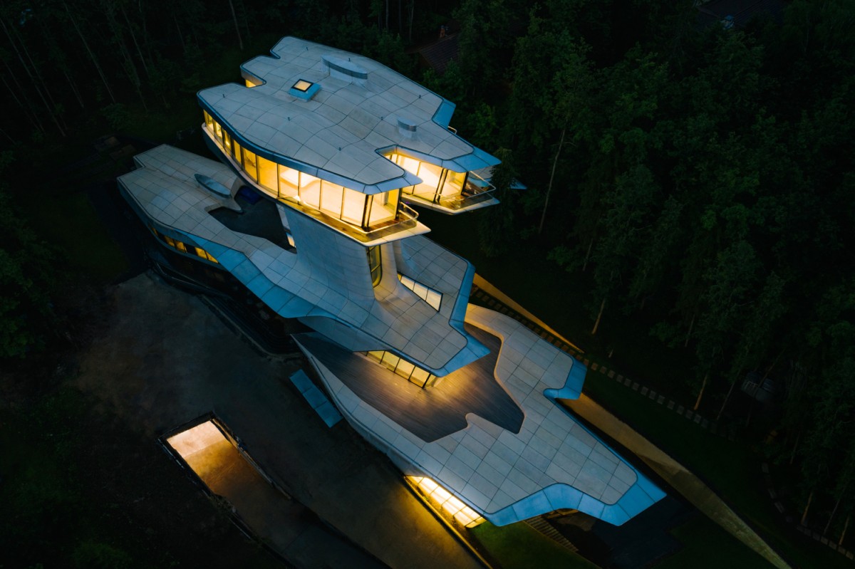 Vista aérea da casa iluminada