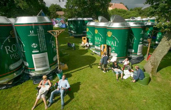 Pessoas a relaxar, ao sol