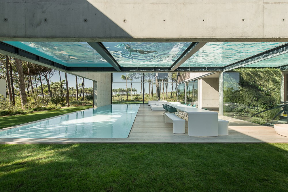 Duas piscinas transparentes