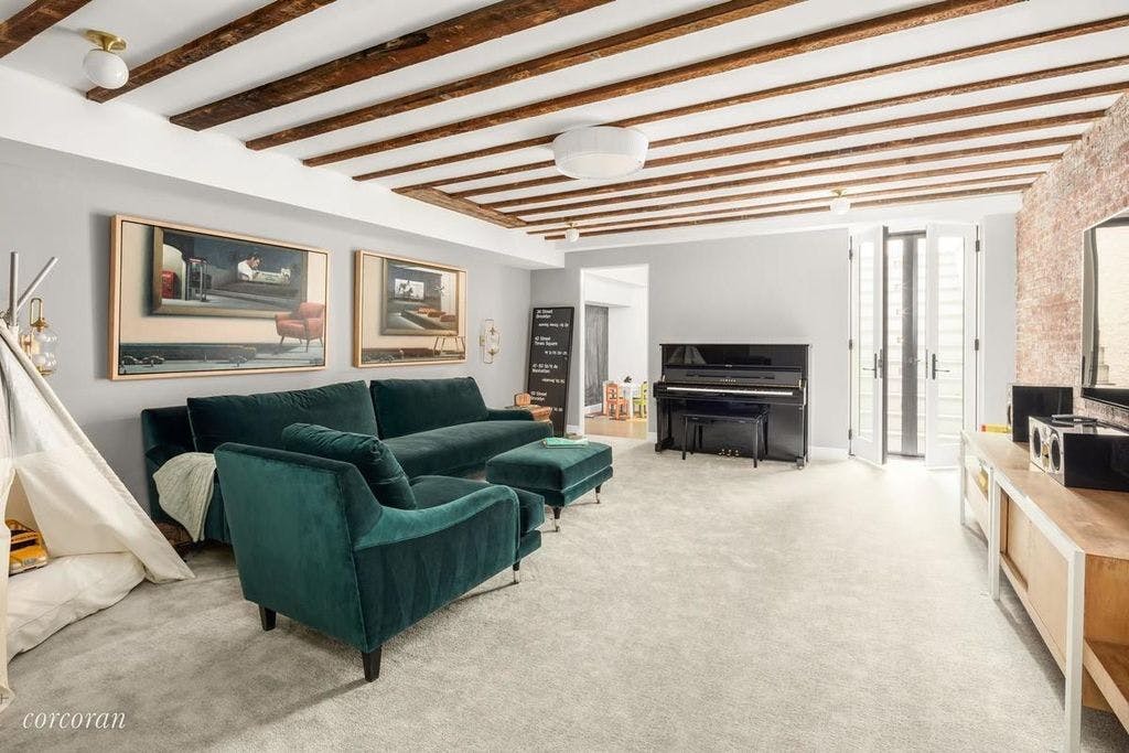 Há um piano à disposição