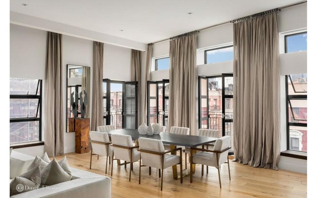 Uma sala gigante com vista para Manhattan