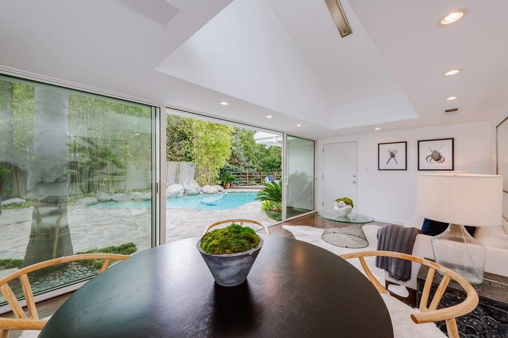 Sala de estar com acesso à piscina