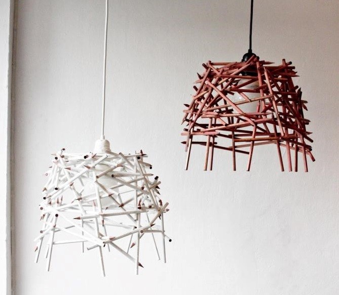 Candeeiros com dezenas de lápis anos_pairot_design_studio