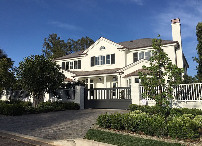 Está localizada na luxuosa zona de Pacific Palisades