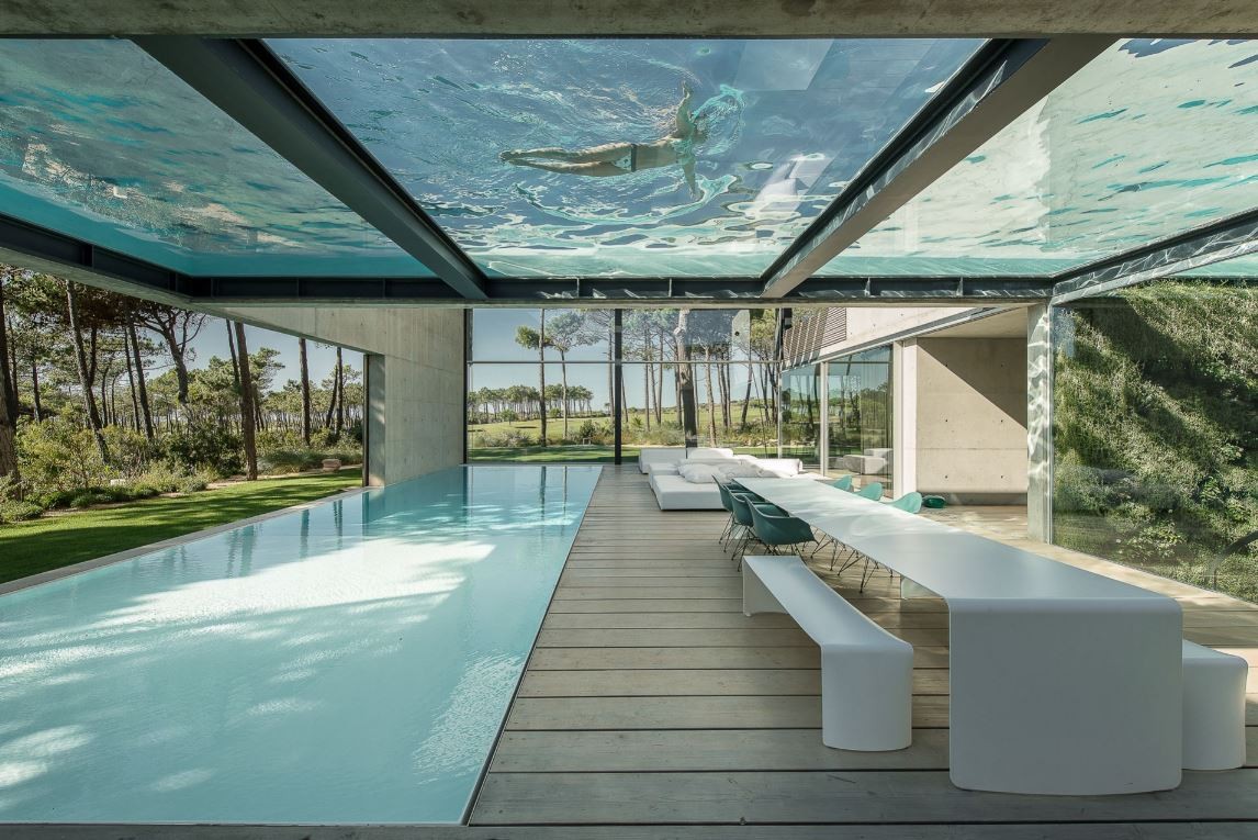 Sim, esta casa tem mesmo duas piscinas