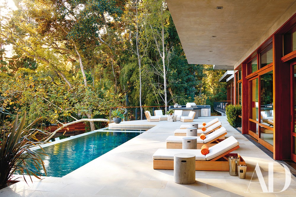 ... que tem uma incrível piscina para apanhar sol