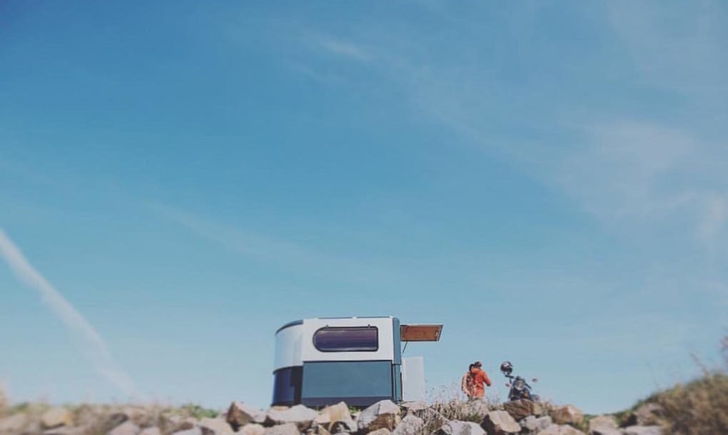 Um modelo numa praia 