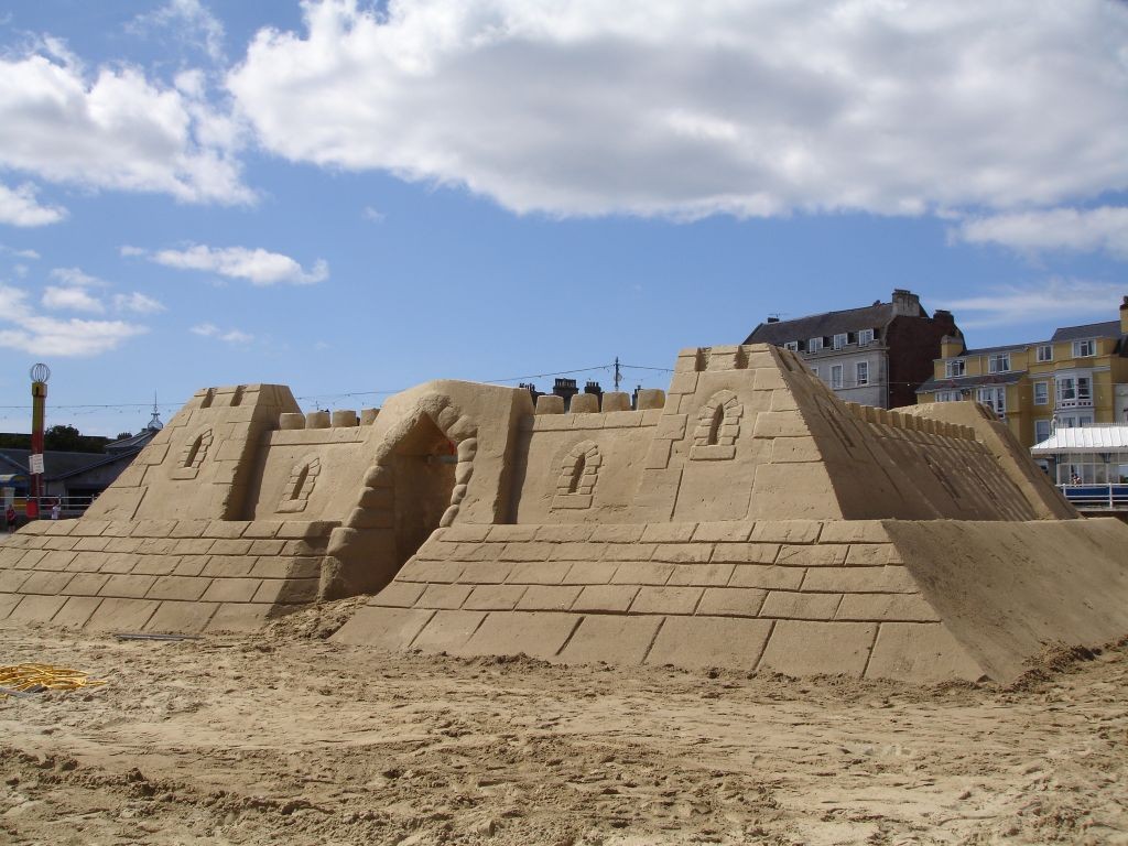 Foi construído com 1.000 toneladas de areia