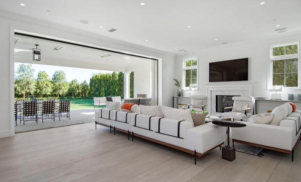 Uma sala de estar com saída para o jardim...