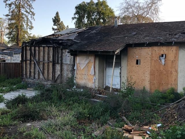 A casa completamente destruída