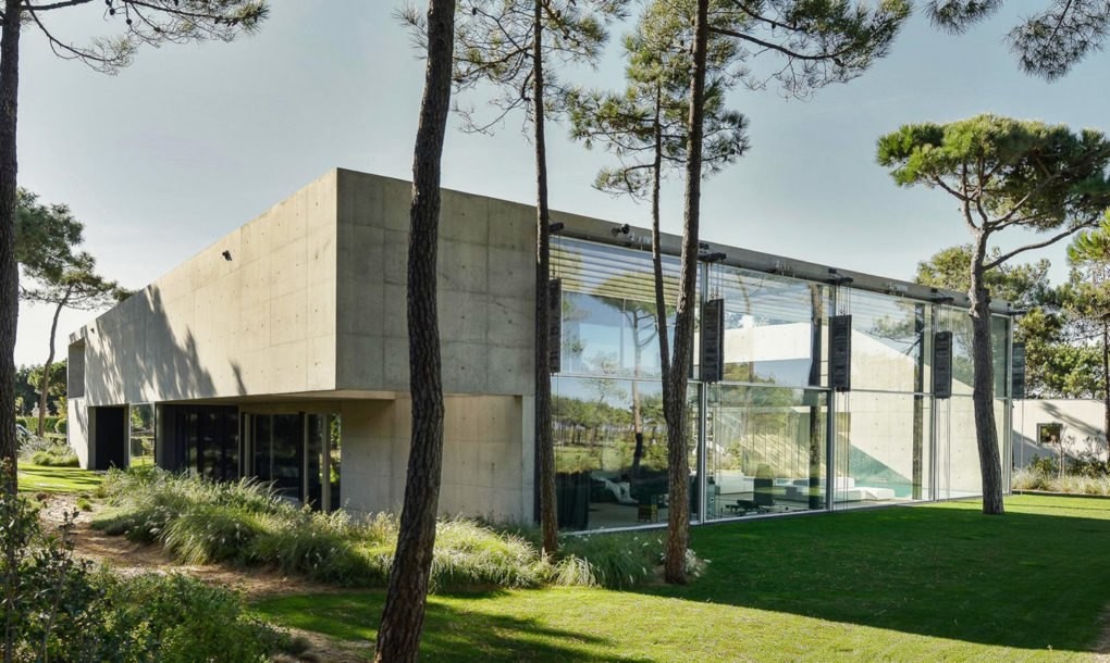 Localizada em Cascais, perto do campo de golfe Oitavos Dunes