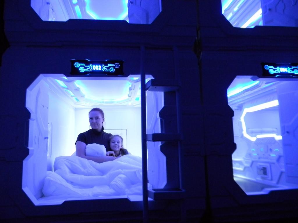 Os quartos-cápsula estão equipados com televisão...