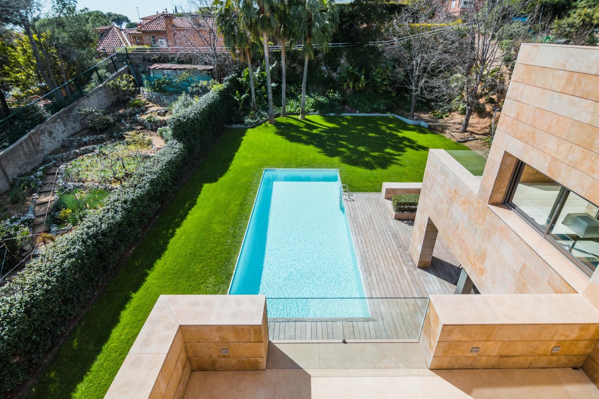 Um jardim com piscina