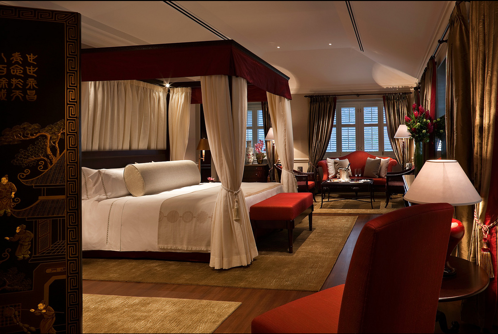 Os quartos são grandes e repletos de detalhes de luxo