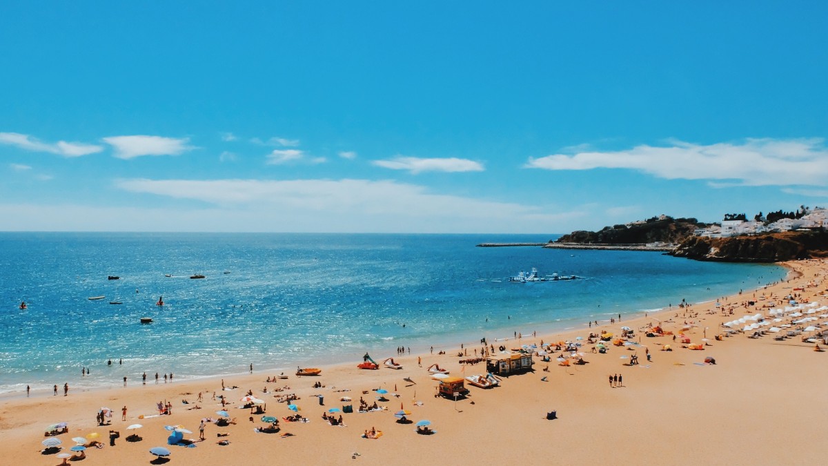 Andas à procura de trabalho? No Algarve não há gente suficiente