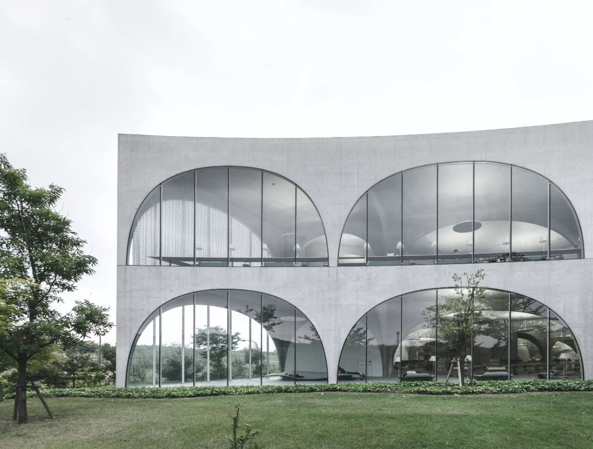 A universidade encontra-se nos subúrbios de Tóquio