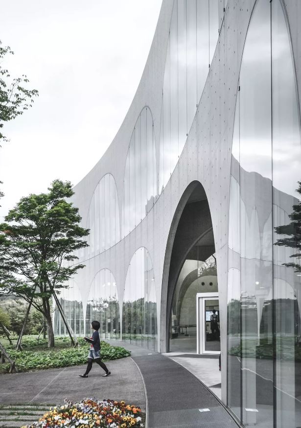 A entrada na biblioteca