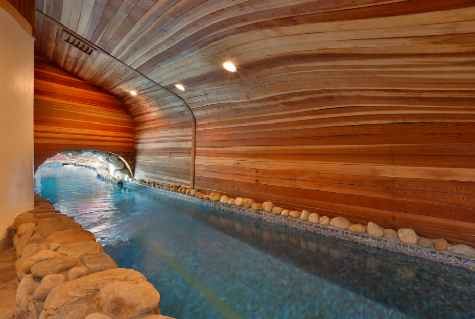 A piscina vai desde o exterior até ao interior do alojamento