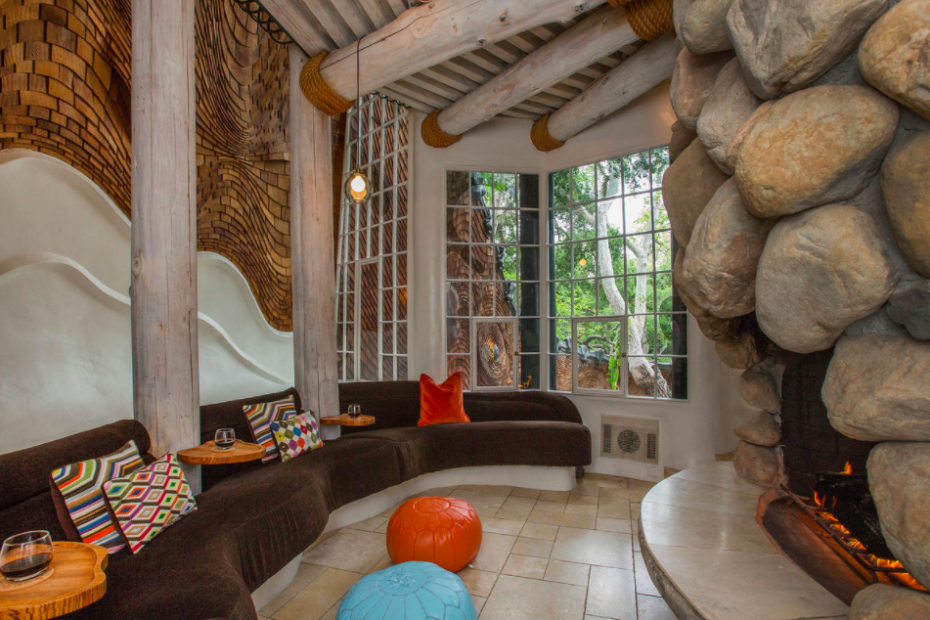 A casa privilegia a utilização de madeira e pedra