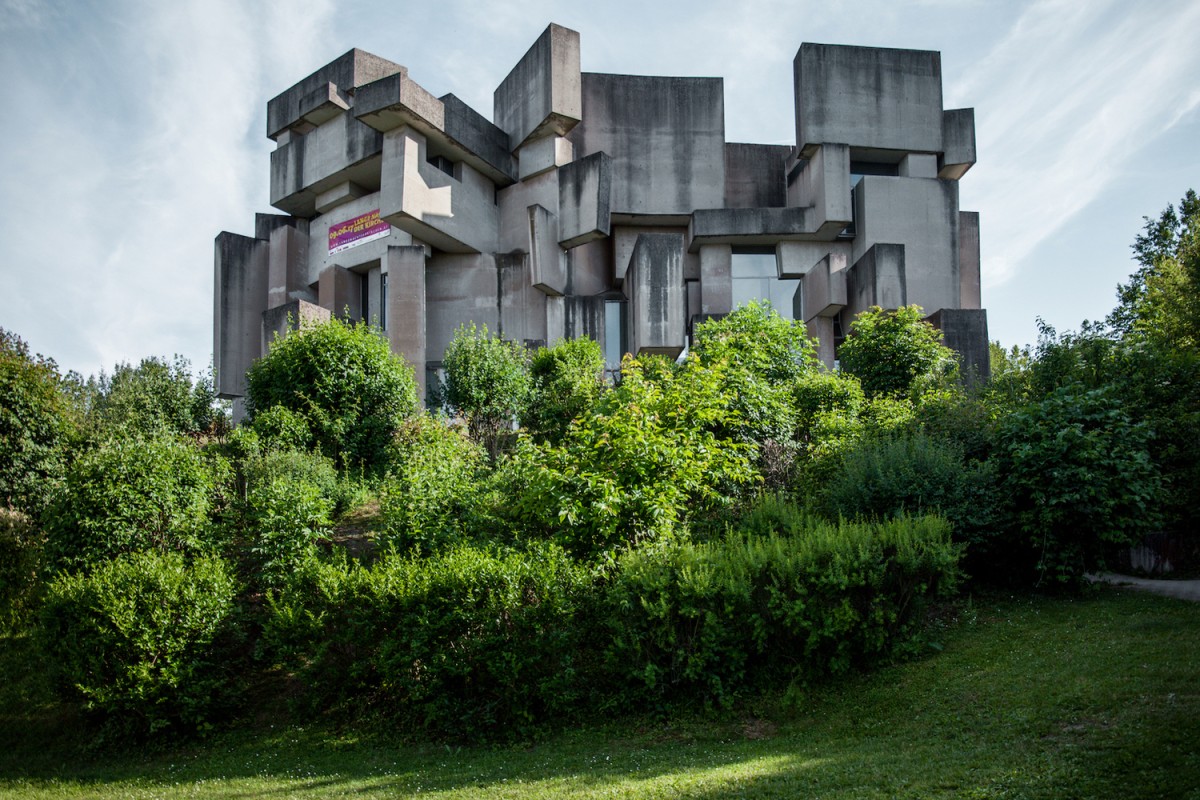 A igreja está rodeada de espaços verdes