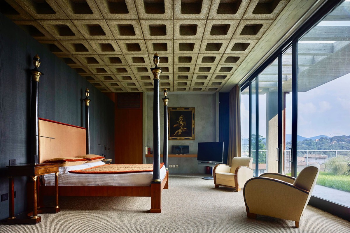 Quarto com grandes janelas
