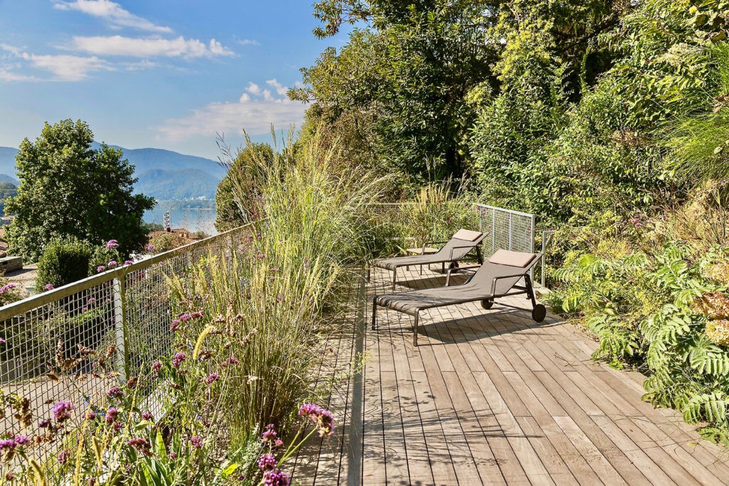 Exterior da casa com vista para o lago Lugano