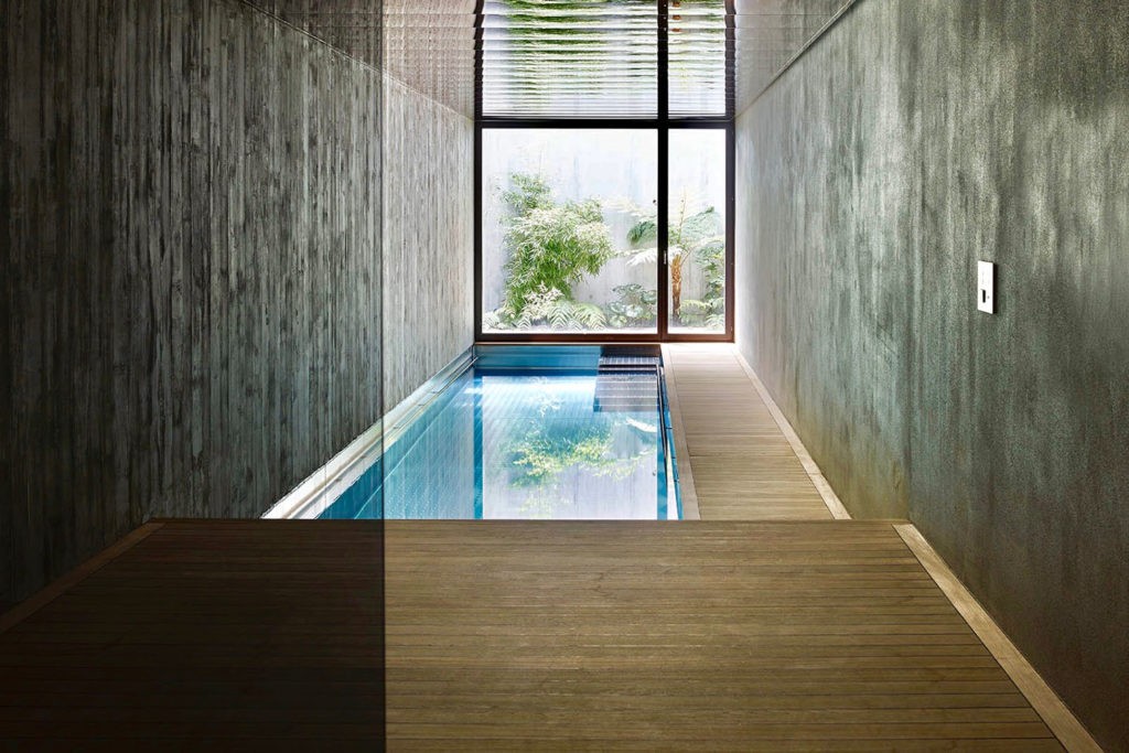 Piscina no interior, claro