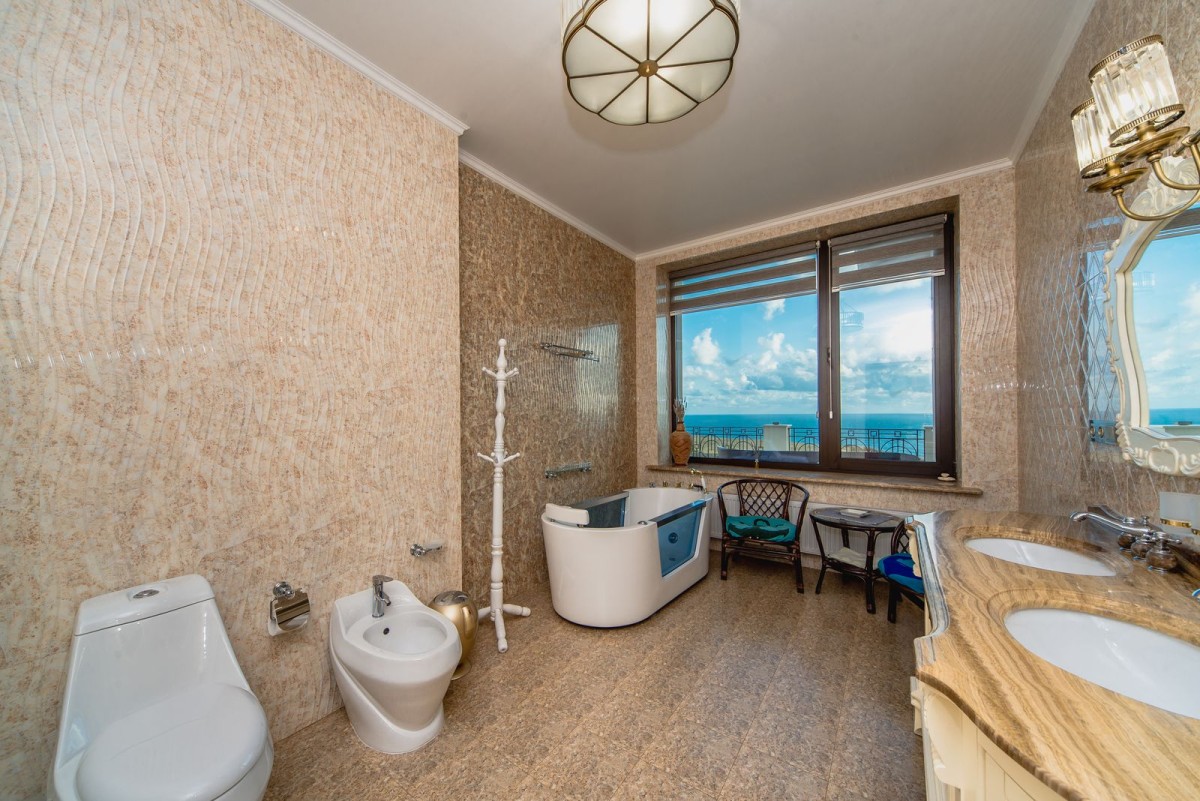 Casa de banho com vista para o mar...