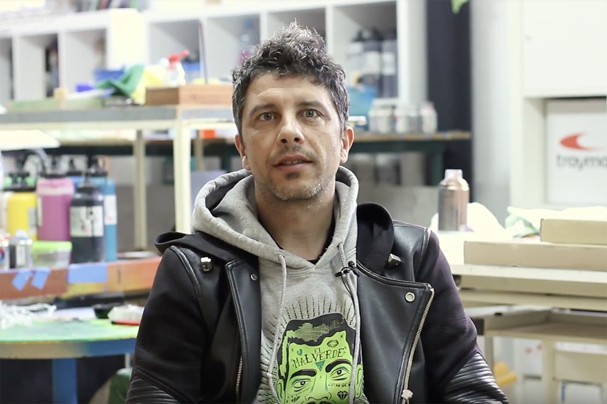 Ismael Iglesias, o artista que usa colchões abandonados para fazer denúncias sociais